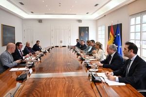 Gobierno y agentes sociales abordan tensiones comerciales y medidas de protección industrial