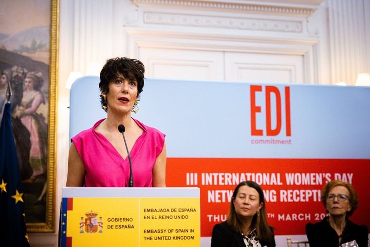 Elma Saiz destaca apoyo a mujeres en el Día Internacional de la Mujer en Londres