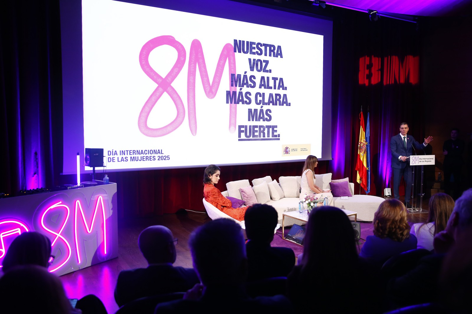 Sánchez reafirma el compromiso del Gobierno con la lucha feminista en el 8M