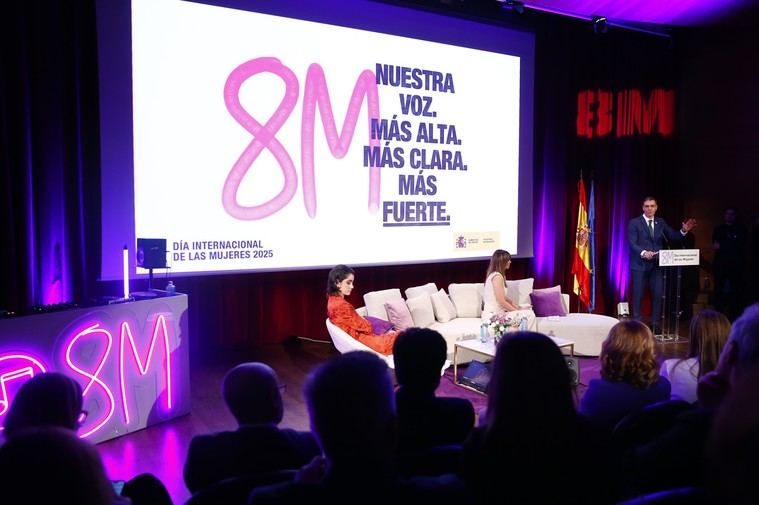 Sánchez reafirma el compromiso del Gobierno con la lucha feminista en el 8M