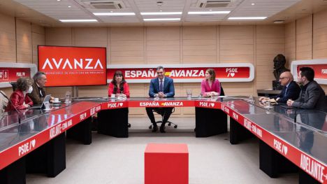 Pedro Sánchez se reúne con el grupo de trabajo del think tank 'Avanza'