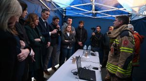 Sánchez traslada la solidaridad, cariño y empatía del Gobierno a los familiares de las víctimas del incendio de València