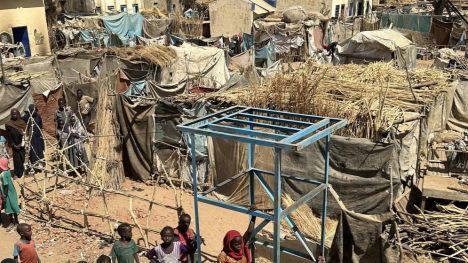 Violaciones, asesinatos y hambre: El legado del año de guerra en Sudán
