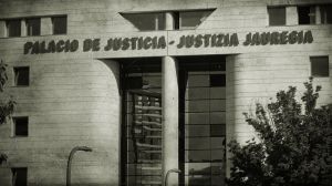 La tenía localizada, la controlaba el dinero y la impedía hacer amistades o salir de casa
