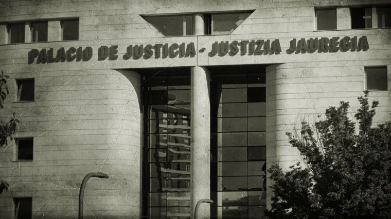 La tenía localizada, la controlaba el dinero y la impedía hacer amistades o salir de casa