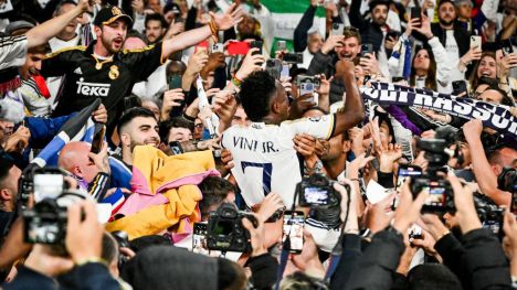 Condenan a ocho meses de cárcel a los tres aficionados que profirieron insultos racistas a Vinicius en Mestalla