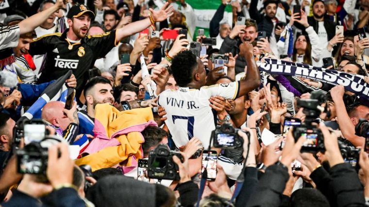 Condenan a ocho meses de cárcel a los tres aficionados que profirieron insultos racistas a Vinicius en Mestalla