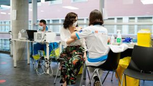 Las vacunas contra la COVID-19 salvaron la vida a 1,6 millones de personas en Europa