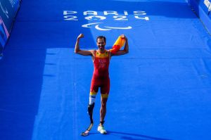 Dani Molina se consagra como campeón paralímpico de triatlón en París