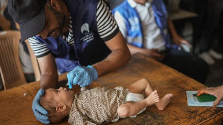 Las familias acuden en masa a los centros de inmunización contra la polio en Gaza