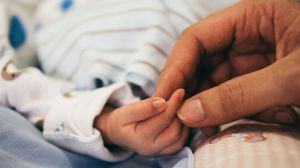 Un estudio constata que el peso paterno influye en el tamaño de los bebés al nacer
