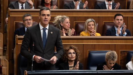 Sánchez responde a Feijóo: 'Nosotros con el BOE, ustedes con bulos'