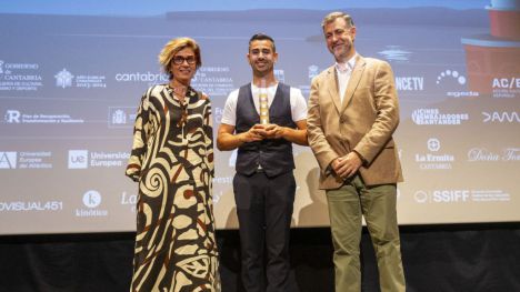 Martínez Abad entrega el 'Faro de Plata' al premio del público al filme 'El poder del silencio' de Saúl Pérez Ruano