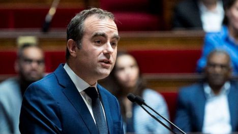 El primer ministro francés supera votos de confianza tras congelar la reforma de pensiones de Macron