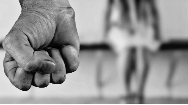 Espadas denuncia la violencia de género como síntoma de desigualdad histórica hacia las mujeres