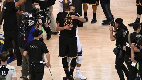 Curry 'le tira el trofeo' a la cara a LeBron