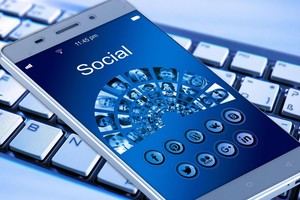 Más de 54,000 mensajes racistas detectados en redes sociales durante junio