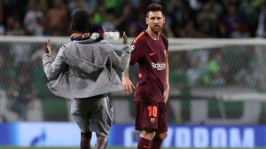 Besa los pies de Messi en territorio de Cristiano Ronaldo