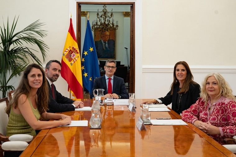 Bolaños dialoga sobre la regularización de juezas y fiscales sustitutas en España