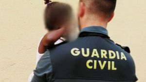 Auxilian a una menor de 3 años que se encontraba sola y asomada al balcón de su casa