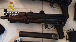 Detienen a un hombre en Almería con dos Kalashnikov AK 47