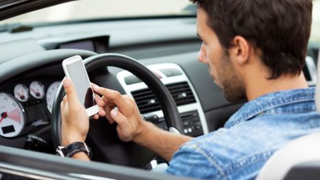 El ministro del Interior presenta una nueva campaña de sensibilización sobre el uso del móvil al volante