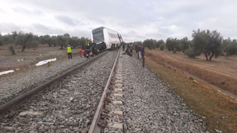 Un tren descarrila en Sevilla y deja casi una treintena de heridos