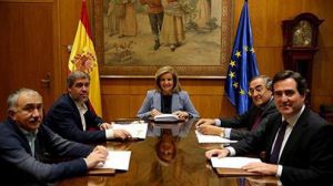 Gobierno e interlocutores sociales acuerdan incrementar el SMI un 4% en 2018 y fijar una senda que lo sitúe en 850 euros en 2020