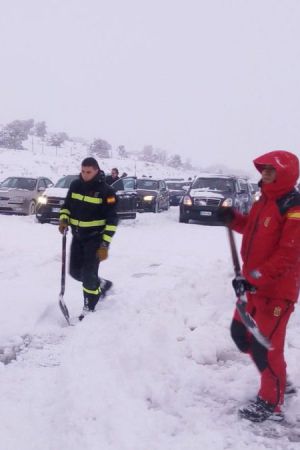 Miles de conductores quedaron atrapados en la AP6 por la nieve