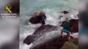 La Guardia Civil rescata a una treintena de inmigrantes tras zozobrar una embarcación en Tarifa