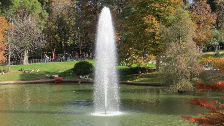 Pillan a un hombre grabando vídeos íntimos a mujeres en el Parque del Retiro de Madrid