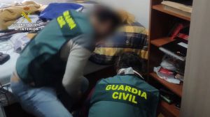 La Guardia Civil detiene a dos personas acusadas de engañar y abusar sexualmente de varias menores de edad