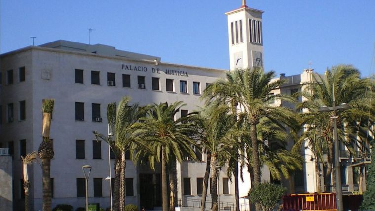 Dos años de prisión por 'abalanzarse' sobre una niña de 12 años en la calle y besarla