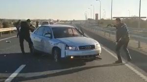 Embiste a un coche-patrulla tras darse a la fuga