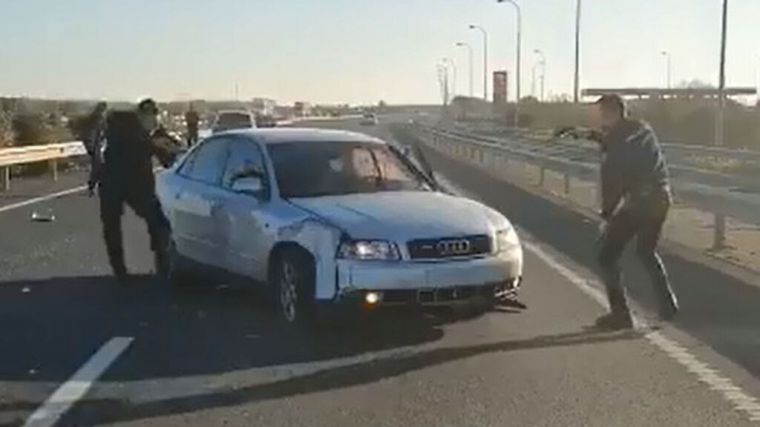 Embiste a un coche-patrulla tras darse a la fuga