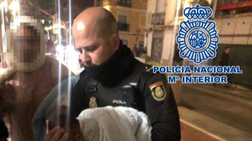 La Policía salva a un bebé tras 20 minutos de reanimación