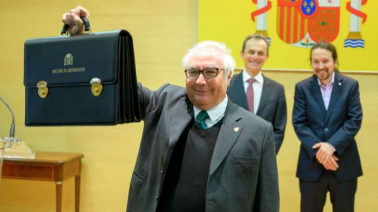 Castells se declara 'constitucionalista' y promete transparencia sobre lo que se hable con Torra