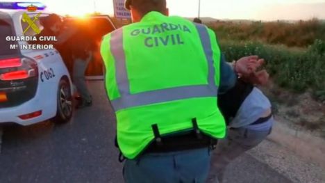 Tres detenidos en un control de Barcelona con un coche robado y un hacha de grandes dimensiones