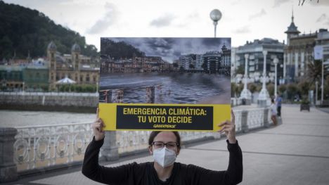 Greenpeace hace desaparecer la Playa de La Concha para pedir a la ciudadanía vasca que mañana vote pensando en el planeta
