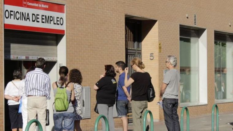 La pandemia dispara la tasa de paro al 15,33% con un millón de empleos perdidos