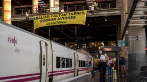 Greenpeace demanda a Ábalos que apueste por el ferrocarril frente al avión y el coche
