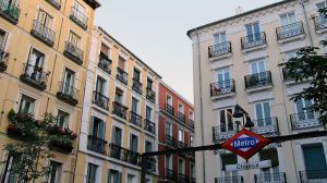 Una cantante sufre una agresión tránsfoba en plena plaza de Chueca