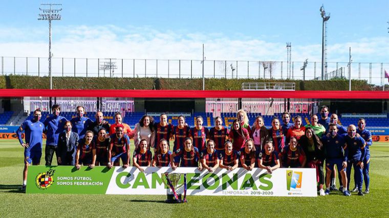 La RFEF entrega la Copa de campeón de Primera Iberdrola al FC Barcelona