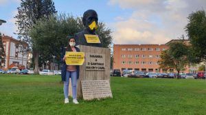 Greenpeace coloca mascarillas en Madrid, Valencia y Sevilla frente a la “pandemia climática”
