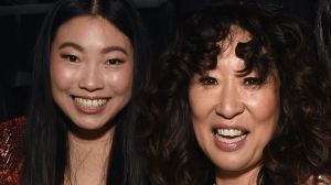 Todo lo que sabemos sobre el nuevo proyecto de Netflix con Sandra Oh y Awkwafina