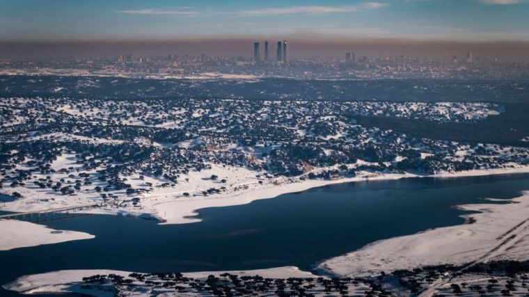 La alta contaminación en Madrid contrasta con un paisaje cubierto por la nieve