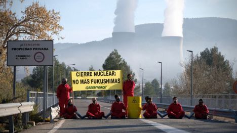 Activistas de Greenpeace han cerrado el acceso de la central nuclear de Cofrentes
