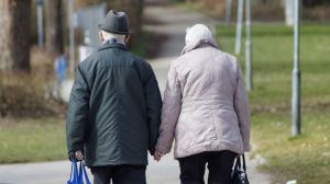 ¿Sabías que la salud de las mujeres mayores está determinada por las características de su pareja?
