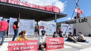 Más de 100 activistas de Rebelión por el Clima piden el cese de las actividades fósiles de Repsol