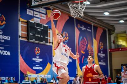 España arrasa a Macedonia del Norte y avanza en el Eurobasket U18